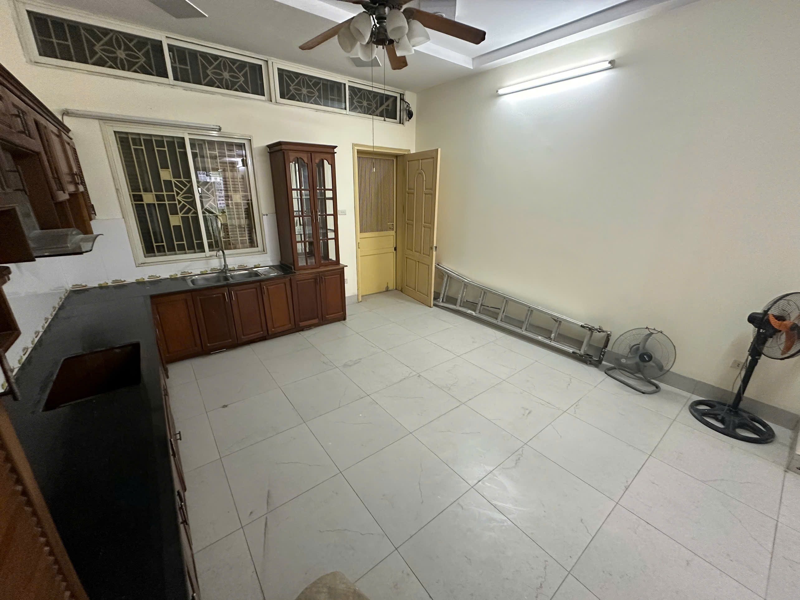 Cho thuê nhà Mặt Phố Bùi Huy Bích, 5 tầng x 70m2, 6PN, ô tô tải tránh, KD tốt, 26tr - Ảnh chính